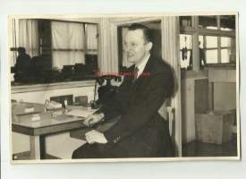 Konttorin puolella 1959,  9x13 cm - valokuva