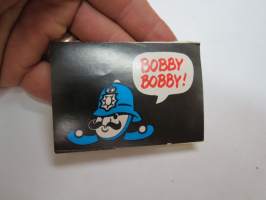 Bobby Bobby! / Fazer -tarra (osa isompaa kokonaisuutta, katso kuvista) -sticker
