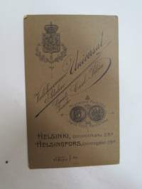 Tuuhis -Atelier Universal, Helsinki -visiittikorttivalokuva / visit card photograph
