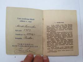 Kenttävirsikirja 1943 - rintamasotilaan käytössä ollut - A. Nummelin, kpk 5973, tuntolevyn numero 879420 (kotoisin Rusko), painettu etukanteen &quot;Tervehdys