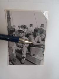Auf dem Pfadfinderschiff &quot;Oscar&quot; -rauhanturvaajan (Pekka Aalto) albumikuva v. 1957 partiolaisajoiltaan -photograph