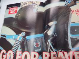 V8 Magazine 1982 nr 2 keskiaukeamakuva Ford Mustang -67 Mustang GT 390, Dodge Monaco