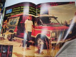 V8 Magazine 1982 nr 4 -Hot Rod magazine.keskiaukeamakuva Chevrolet Beauville Van -77. Plymouth siipiauto