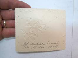 Koho- ja osin kultapainettu uskonnollinen mietelausekortti v. 1905 &quot;Den som tror på mig han har evigt lif.&quot; Takana kirjoitus &quot;Af Matilda Sonné den 10 dec. 1905.&quot;,