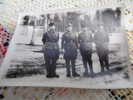 Valokuva Sotilaita Hyrynkankaalla 1942