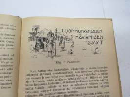 Työmiehen Kalenteri I 1922, sis. mm. seur. artikkelit / kuvat / mainokset; Kansikuvitus sekä kalenteriosan vinjettikuvitus I. Vickberg; Ikuinen muisto