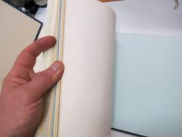 Sojuz Finskih bumasnih fabrik -paperi- ja kartonkinäytekirja 1945-1946 neuvostoliittolaisille ostajille (sotakorvaustavaraa) (Paperitehtaitten Yhdistys) tehtaat