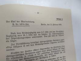 Wahrung der Ehre - Der Oberbefelshaber der Kriegsmarine MPA. 2300 - Saksalaisen merisotilaan koulutukseen liittynyt saksalaista sotilaskunniaa käsittelevä teos?