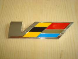 Cadillac V-series: STS, Seville, Eldorado, CTS, XLR, Escalade jne. automerkki, tarrakiinnitteinen, käyttämätön, hieno. Pituus noin 9 cm. Katso myös muut