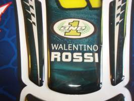 Moottoripyörä tankin koriste, käyttämätön, tarrakiinnitteinen, Valentino Rossi, RR, Road Racing, pituus noin 20 cm. Esim. lahjaksi. Hieno.