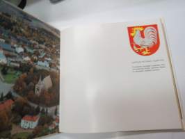 Laitila kuvateos -kuntaesittelykirja, teksti suomeksi, ruotsiksi ja englanniksi -community presentation book
