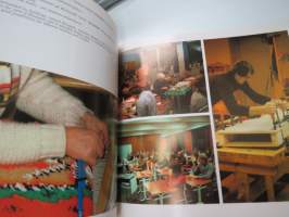 Laitila kuvateos -kuntaesittelykirja, teksti suomeksi, ruotsiksi ja englanniksi -community presentation book
