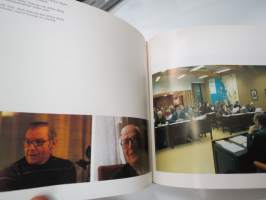 Laitila kuvateos -kuntaesittelykirja, teksti suomeksi, ruotsiksi ja englanniksi -community presentation book