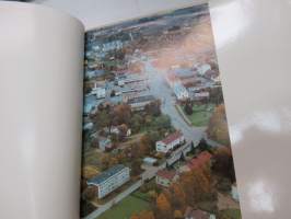 Laitila kuvateos -kuntaesittelykirja, teksti suomeksi, ruotsiksi ja englanniksi -community presentation book