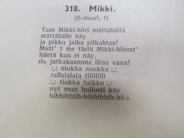 Laulu-Matti -yhteislaulukirja laulujen nimet näkyvät kohteen kuvissa / song book