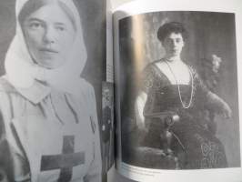 Romanovit aikojen saatossa 1860 - 1997. The Romanovs- Trought Time 1860-1997