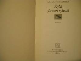 kylä järvien sylissä