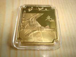 Peking 2022 talviolympialaiset kullattu mitali, koko noin 26 x 31 mm. Muovikotelo sisältyy hintaan. Hieno esim. lahjaksi. Katso myös muut kohteeni, mm. koko ajan
