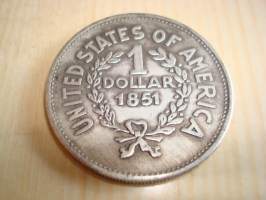&quot;1851&quot; USA 1 Dollar &quot;kuriosakolikko&quot; eli tälläistä 1 dollarin kolikkoa jossa on intiaaninkuva ei ole ollut olemassa vuonna 1851. Halkaisija noin 38 mm. Esim.