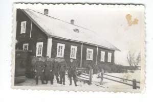 Sota-ajan kuorma-auto ja automiehet  - valokuva 6x9 cm