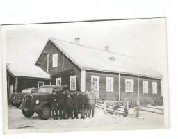 Kaitajärvellä majapaikan edessä  - valokuva 6x9 cm