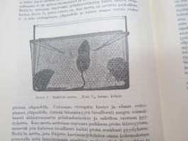 Biisamimyyrä (Fiber Zibethicus), kirjassa runsaasti merkintöjä ja irtoliuskoja jokunen - lienee jonkun tutkijan käytössä ollut kappale? V. Korvenkontio?