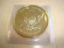 John F. Kennedy, JFK, kullattu, 1 unssi (1 a.v. oz = 28,35g) .999 puhdasta kuparia mitali. Made in USA. Tehty vuoden 1964 Half Dollar -kolikon mallin mukaan.