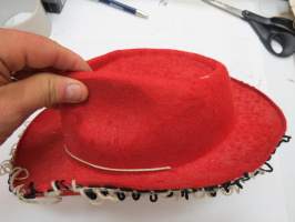 Lännenhattu, punainen, 1950/60-luvun tyypillinen lasten leikkihattu -cowboyhat for children