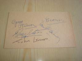 The Beatles, nimikirjoituskortti. Nimikirjoitus on painettu 1960-luvun postikorttipaperille, ei siis käsinkirjoitettu. Kortin koko noin 7,5 cm x 12,5 cm. Hieno