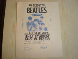 The Beatles juliste. Bandin jäsenten &quot;nimikirjoituksilla&quot;. Juliste/nimikirjoitukset ovat painettu 1960-luvun paperille, ei siis käsinkirjoitettu. Koko noin 21,5