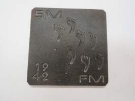 SM - FM 1942 -metallilaatta, tunnistamaton laatta / mitali, jokin mestaruus (SM - Suomenmestari? / FM - Finlands mästare?) -unidentified matal plate / medal