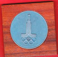 Olympiapurjehdus Star-luokka Tallinna 1980 muistomitali (8 cm x 0,5cm) puukotelossa.  Kaksipuoleinen.  Moskovan kesäolympialaiset 1980. (Olümpiaregatt tallin 80
