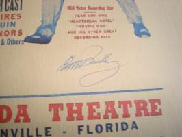 Elvis Presley juliste &quot;nimikirjoituksella&quot;. Juliste/nimikirjoitus on painettu 1950-luvun paperille, ei siis käsinkirjoitettu. Koko noin 21,5 cm x 28 cm. Hieno