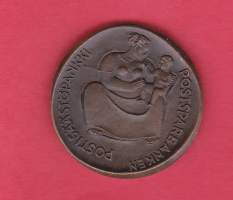 Suomi - Postisäästöpankki 1886-1961 muistomitali.  Tummempi metalli, halkaisija 3,3,cm. Signeeraus: Kauko Räsänen 1961 takana alhaalla: KR-61 etupuolella