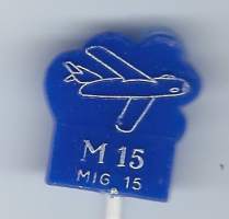 M 15 MIG 15 lentokonemerkki muovia- neulamerkki  rintamerkki