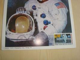 Alkuperäinen NASA valokuva kuuhunlaskeutumisesta vuodelta 1969, astronautti Aldrin. First Man on the Moon postimerkki ensipäiväleimalla. Valokuvan koko noin 18