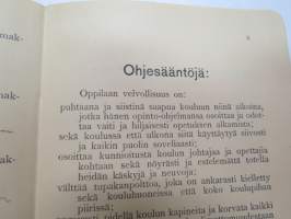 Turun kaupungin Käsityöläiskoulu - Todistuskirja Elvira Dagmar Suominen 1905-1907, sisältää tiedot käydyistä kursseista, niiden tuntimääristä,