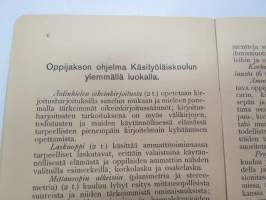 Turun kaupungin Käsityöläiskoulu - Todistuskirja Elvira Dagmar Suominen 1905-1907, sisältää tiedot käydyistä kursseista, niiden tuntimääristä,