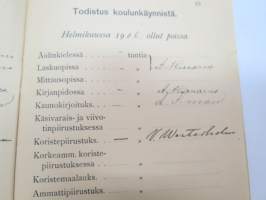 Turun kaupungin Käsityöläiskoulu - Todistuskirja Elvira Dagmar Suominen 1905-1907, sisältää tiedot käydyistä kursseista, niiden tuntimääristä,