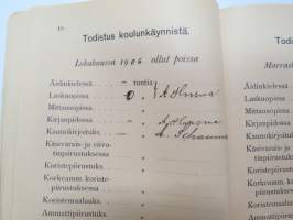 Turun kaupungin Käsityöläiskoulu - Todistuskirja Elvira Dagmar Suominen 1905-1907, sisältää tiedot käydyistä kursseista, niiden tuntimääristä,