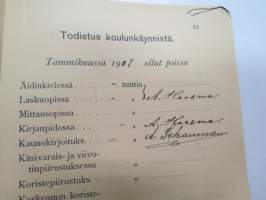 Turun kaupungin Käsityöläiskoulu - Todistuskirja Elvira Dagmar Suominen 1905-1907, sisältää tiedot käydyistä kursseista, niiden tuntimääristä,