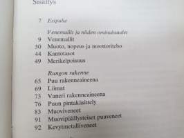 Moottoriveneeni suunnitteluasteella, rakennusvaiheessa, vesillä