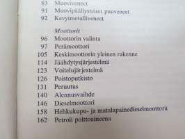Moottoriveneeni suunnitteluasteella, rakennusvaiheessa, vesillä