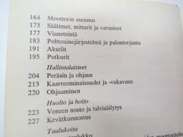 Moottoriveneeni suunnitteluasteella, rakennusvaiheessa, vesillä
