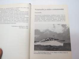Moottoriveneeni suunnitteluasteella, rakennusvaiheessa, vesillä