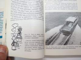 Moottoriveneeni suunnitteluasteella, rakennusvaiheessa, vesillä