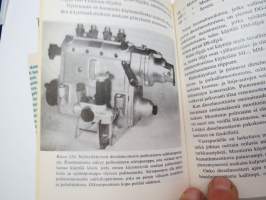 Moottoriveneeni suunnitteluasteella, rakennusvaiheessa, vesillä