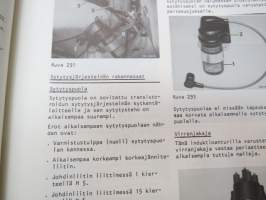 Mercedes-Benz - Moottorilla 102 varustetut henkilöautotyypit - ohjevihkonen huoltoa varten / service manual in finnish