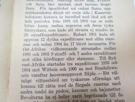 Tysk kultur i Afrika - Några blad ur kolonisationens historia -kirja esittelee saksalaisten siirtomaaherrojen julmia ja väkivaltaisia otteita alkuasukkaita