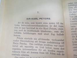 Tysk kultur i Afrika - Några blad ur kolonisationens historia -kirja esittelee saksalaisten siirtomaaherrojen julmia ja väkivaltaisia otteita alkuasukkaita